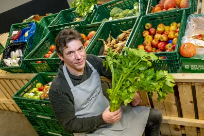 Dimitri is vrijwilliger bij de Sociale Kruidenier